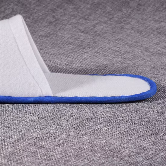Ciabatta usa e getta con striscia blu per camera d'albergo