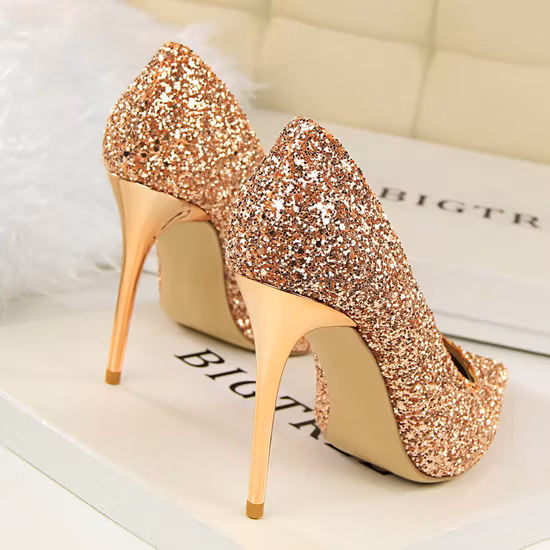 Scarpe da donna alla moda europee e americane con tacchi alti Scarpe basse a punta Scarpe da donna con paillettes sexy per matrimoni o feste Fa9219